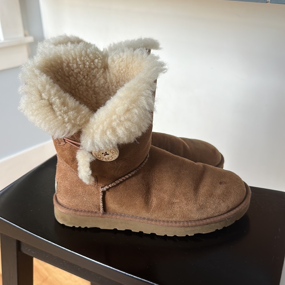 UGG Chestnut Bailey Button - Picture 2 of 7